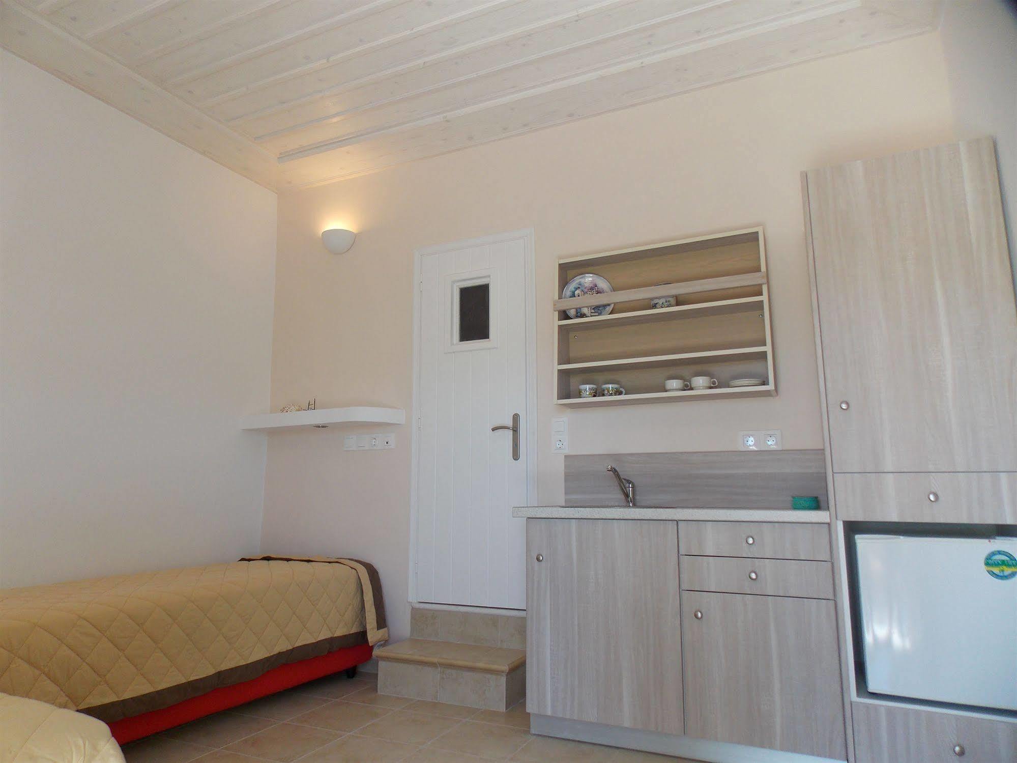 Galaxy Hotel Mylopotas Bagian luar foto